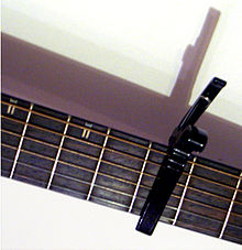 Capo (musical device) - Wikipedia