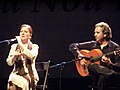 La kantistino Carmen Linares kun gitarludisto. En flamenko la tipa ensemblo estas kantist(in)o kun gitarludisto.