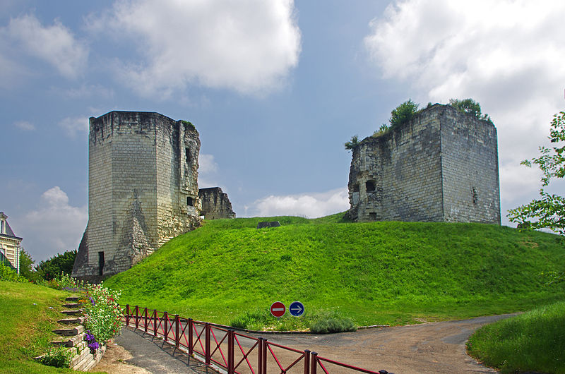File:Château comtal en ruines Beaufort-en-Vallée.jpg