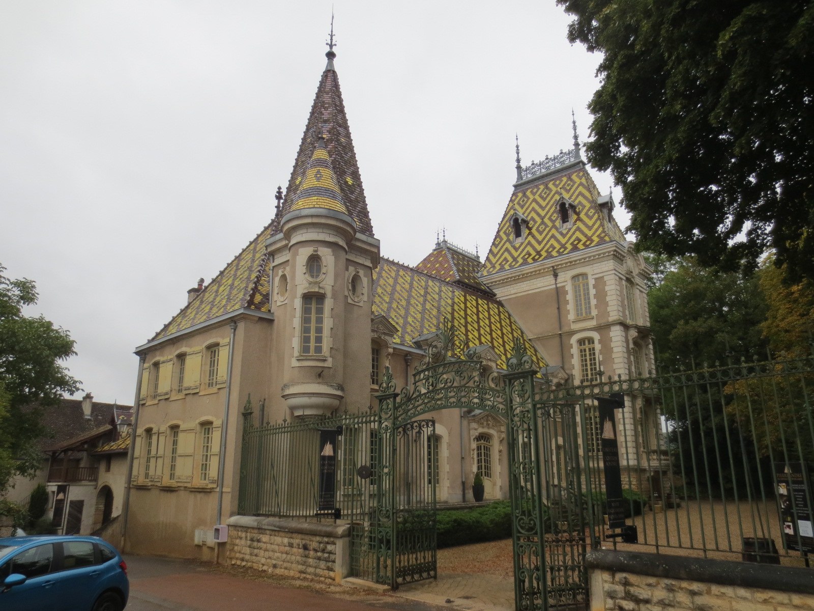 Savigny les. Château de Corton André внутри.