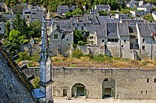 Photographie présentant une vue du village depuis une des terrasses du château.