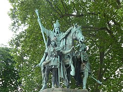 Reiterstandbild Karl der Große und seine Wachen