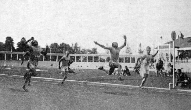 Charley Paddock remporte le 100 mètres aux Jeux olympiques de 1920.
