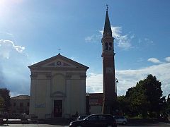 Chiesa parrocchiale con antistante Piazza Marconi