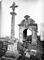 Le calvaire et la chapelle devant le cimetière de Luc-sur-Mer en septembre 1882.