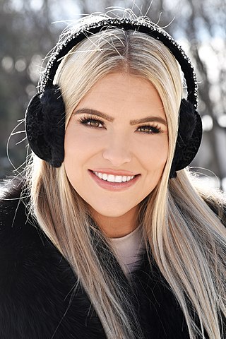<span class="mw-page-title-main">Earmuffs</span> Ear-protecting headgear worn over ears to protect from cold or loud noise