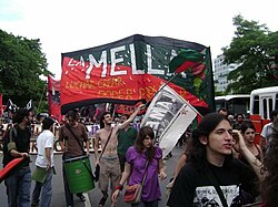 Una columna de La Mella avanzando por las calles de Buenos Aires(2008)