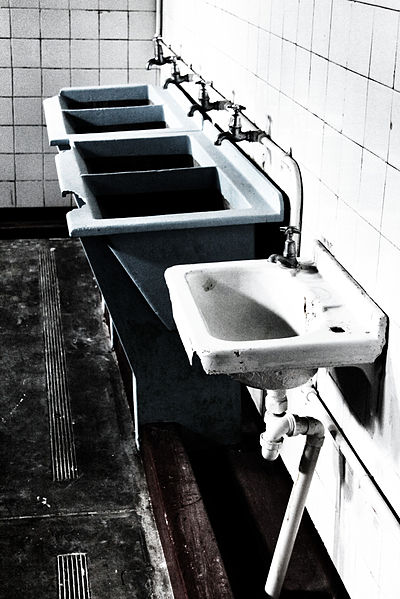 File:Communal bathrooms on Robben Island.jpg