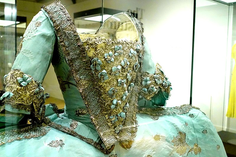 File:Court mantua dress at Tullie House Museum C (5).JPG