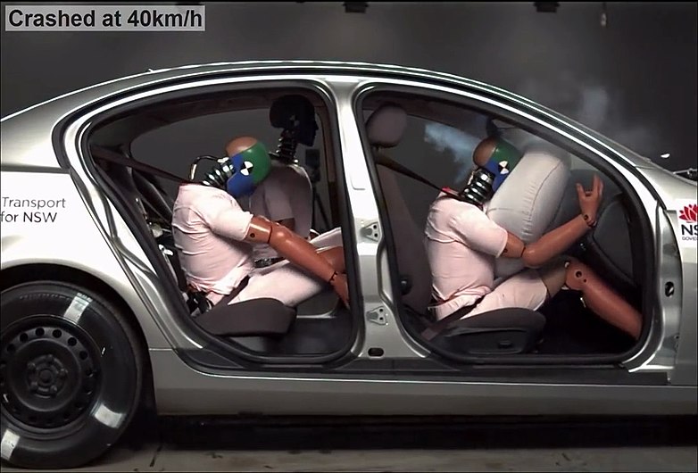 Crash-test-with-airbag-and-safty-belt.jpg