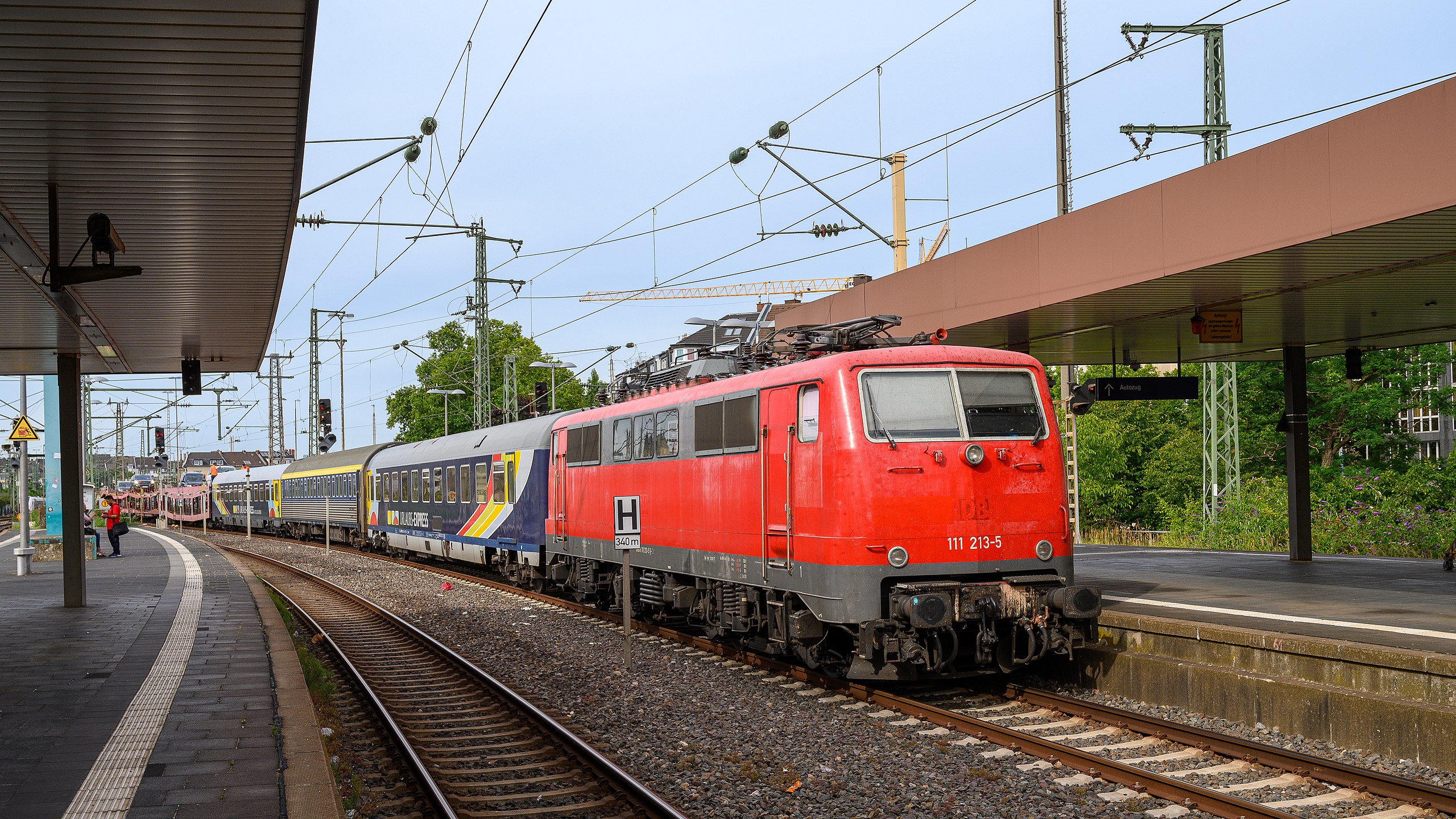 File:Düsseldorf Hbf Smartrail 111 213 Urlaub Express (52213173167).jpg -  Wikimedia Commons