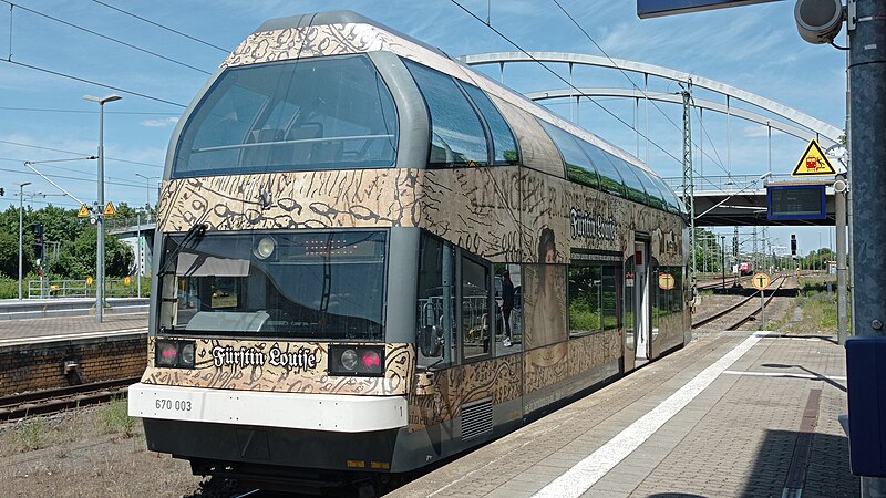 File:DWE - VT 670 003 in Dessau Hbf.jpg