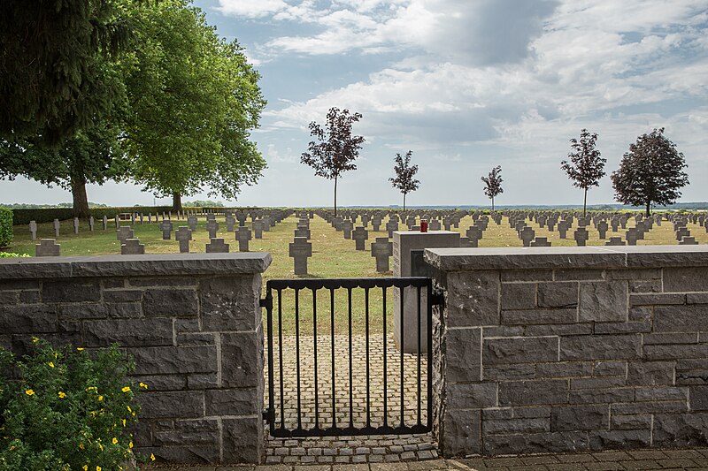 File:Deutscher Soldatenfriedhof Cerny-en-Laonnois-1.JPG