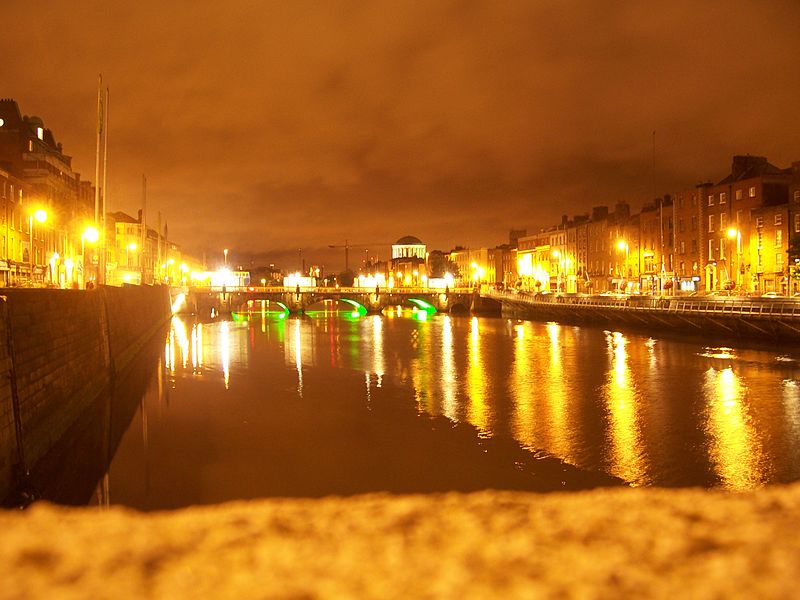 File:Dublin Liffey bei Nacht.JPG