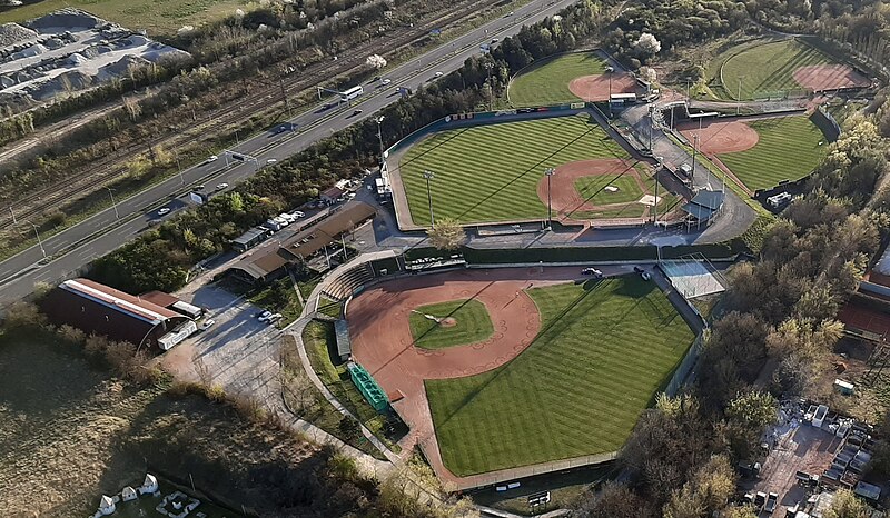 File:Eagles Park celkový pohled.jpg