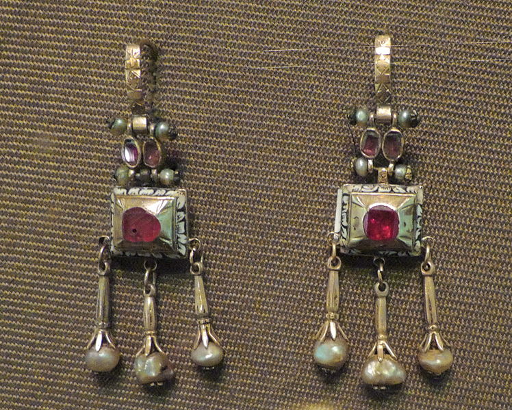 File:Earrings with ruby (18th c. (&), GTG) 01 by shakko.jpg
