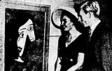 Charles Benyon Lloyd Jones (Sohn des Initiators) mit Edwina Hordern vor Pablo Picassos Le Coursage Orange.