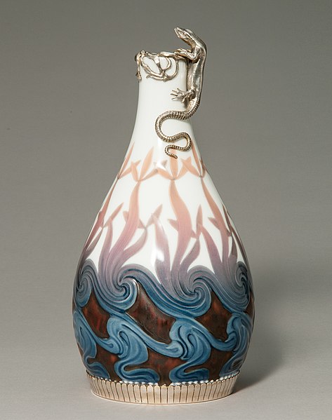 File:Effie Hegermann-Lindencrone art-nouveau-bing-grondahl-ceramic-vase-1902.jpg