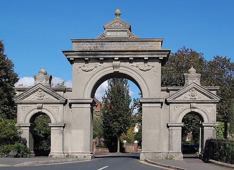 File:Egremont Gate, Egremont Place, Queen's Park, Brighton (NHLE Code 1380496) (September 2018) (1).jpg