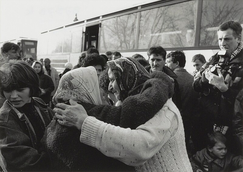 File:Emotioneel weerzien van Bosnische vluchtelingen in de Ripperda kazerne. NL-HlmNHA 54033997.JPG