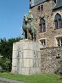 Estátua equestre do Conde Engelberto II com o palácio ao fundo