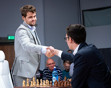 Chess master Magnus Carlsen greeting his opponent.