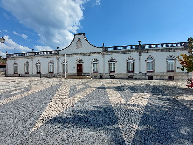 File:Fachada principal completa da Câmara Municipal de Porto de Mós.jpg
