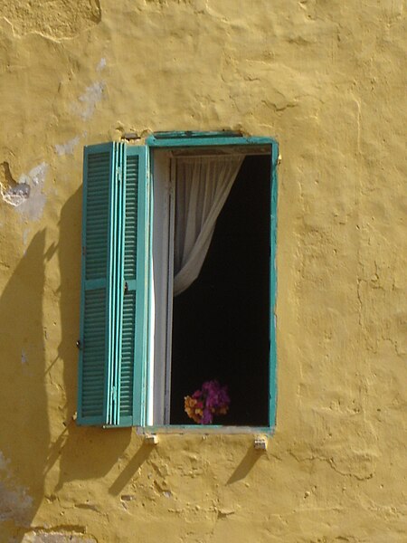 File:Fenêtre, détail immeuble sur l'Île de Gorée.jpg