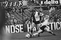 Feyenoord tegen NEC 0-0, Wim Jansen in duel met Sije Visser, Bestanddeelnr 929-8741.jpg