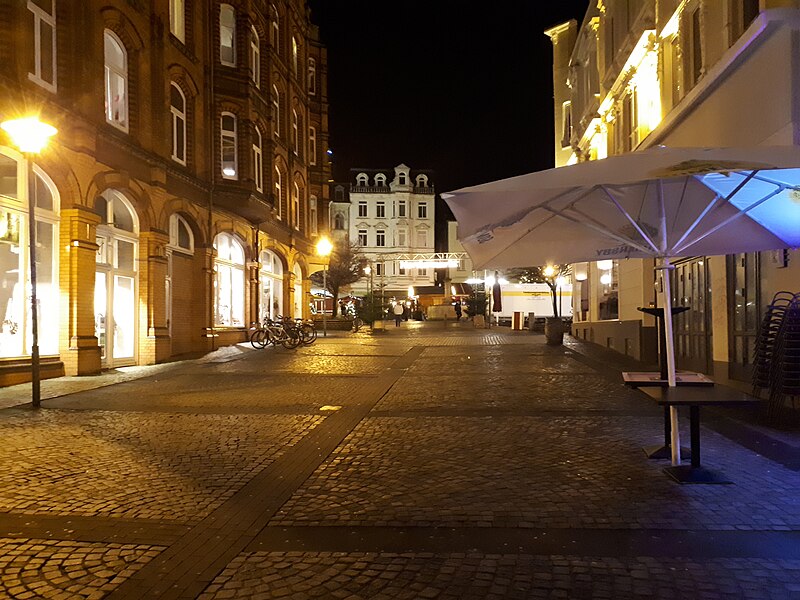 File:Flensburg Nordermarkt Zugang vom Hafen Nacht.jpg