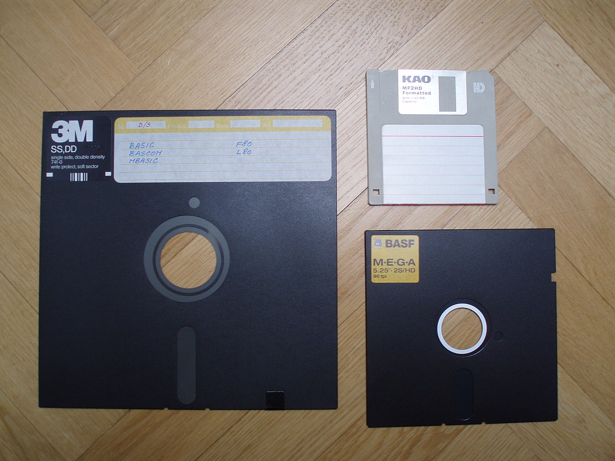 https://upload.wikimedia.org/wikipedia/commons/thumb/f/f7/Floppydisks.jpg/1200px-Floppydisks.jpg