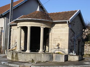 Fájl:Fontaine_à_Viviers-le-Gras.jpg