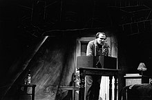 Am 21. März 1946 wurde Die Illegalen am Berliner Hebbel-Theater uraufgeführt (Szenenbild mit Ernst Wilhelm Borchert).