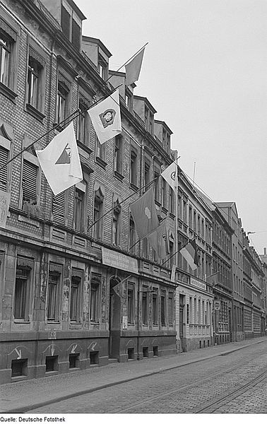 File:Fotothek df roe-neg 0006167 025 Banner und Sichtwerbung für die III. Weltfestspi.jpg