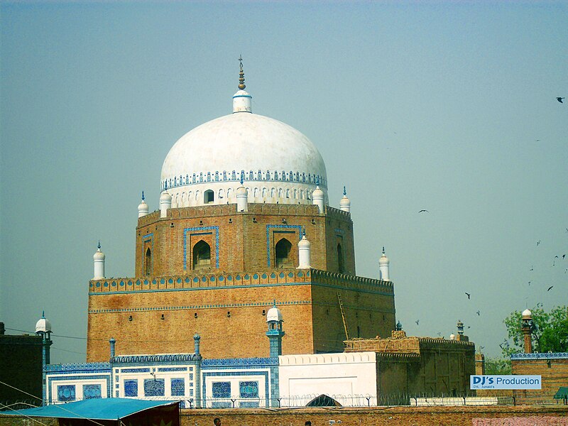 File:Front view of Bahauddin Zakariya Tomb 7.jpg