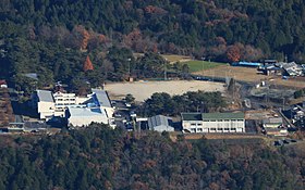 西側の二ツ森山から望む中津川市立福岡中学校（2017年12月3日撮影）