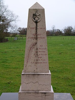 Géanges - St-Loup de la Salle - Monument en hommage a Ali Ben Belgadem Ben Mohammed, libérateur.JPG