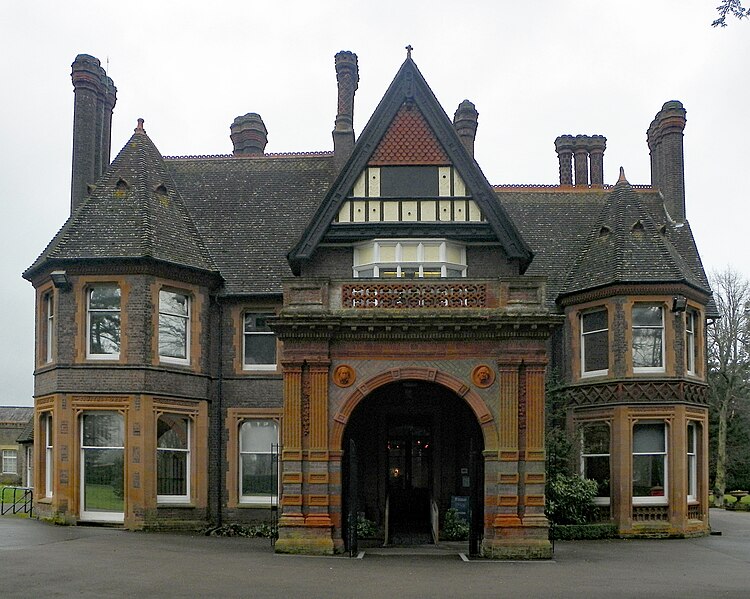 File:GOC Leagrave to Harpenden 042 Wardown Park House, Luton (8558551071).jpg