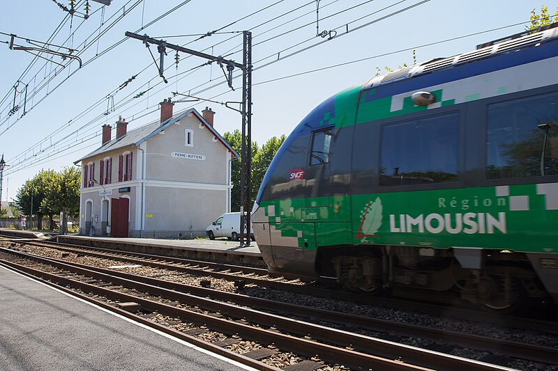 File:Gare de Pierre-Buffière - 2015-08-20 - IMG-0474.jpg