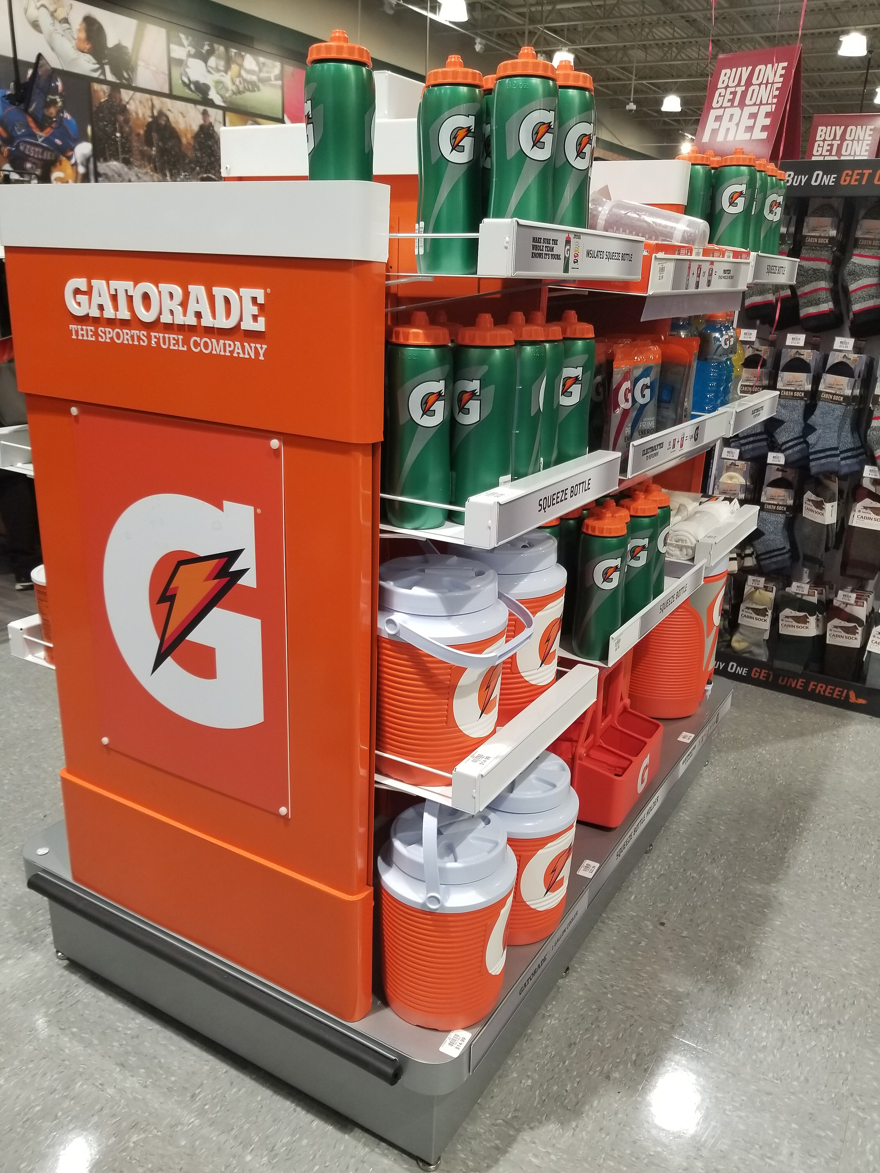 https://upload.wikimedia.org/wikipedia/commons/thumb/f/f7/Gatorade_display_at_Dick%27s_Sporting_Goods_07.jpg/3024px-Gatorade_display_at_Dick%27s_Sporting_Goods_07.jpg