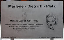 Gedenktafel auf dem Marlene-Dietrich-Platz, Berlin-Tiergarten