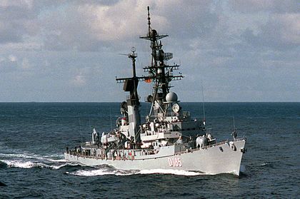 Destroyer D185 Lutjens underway during exercise Team Work '88. German destroyer Lutjens (D185) underway in 1988.JPEG