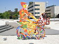 "רוכב אופניים", יצירתו של דוד גרשטיין, בגן הפסלים ע"ש טופור, במרכז הרפואי שיבא