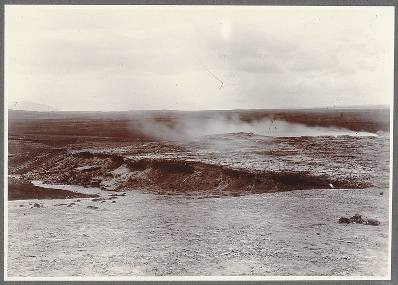 File:Geysir mound and Blesi deposit. (4558220293).jpg