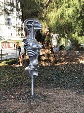 Weiblicher Torso von HR Giger, 2009 im Garten des Bündner Kunstmuseums