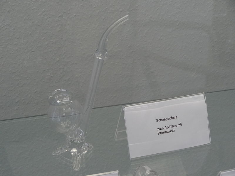 File:Glasmuseum Bad Driburg 13 EG Schnapspfeife.JPG