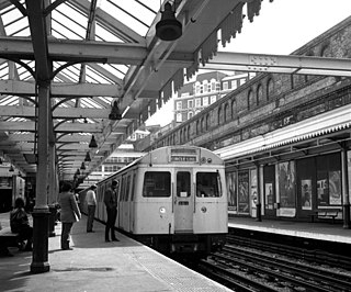 A westbound Circle Line train at Gloucester Road station in 1985