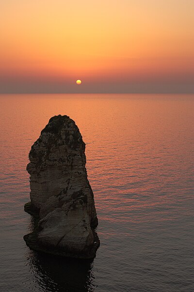 File:Grotte aux pigeons - soleil couchant sur le piton nord.jpg