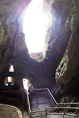 Grotte sopra il castello di Predjama (Foto Luca Giarelli)