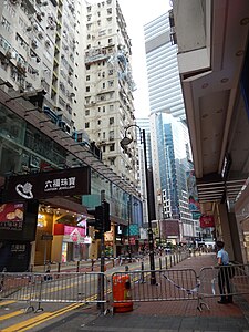 Street in Hong Kong closed. de: Gesperrrte Strassenschlucht in Hong Kong mit in der Luft hängendem Baugerüst.